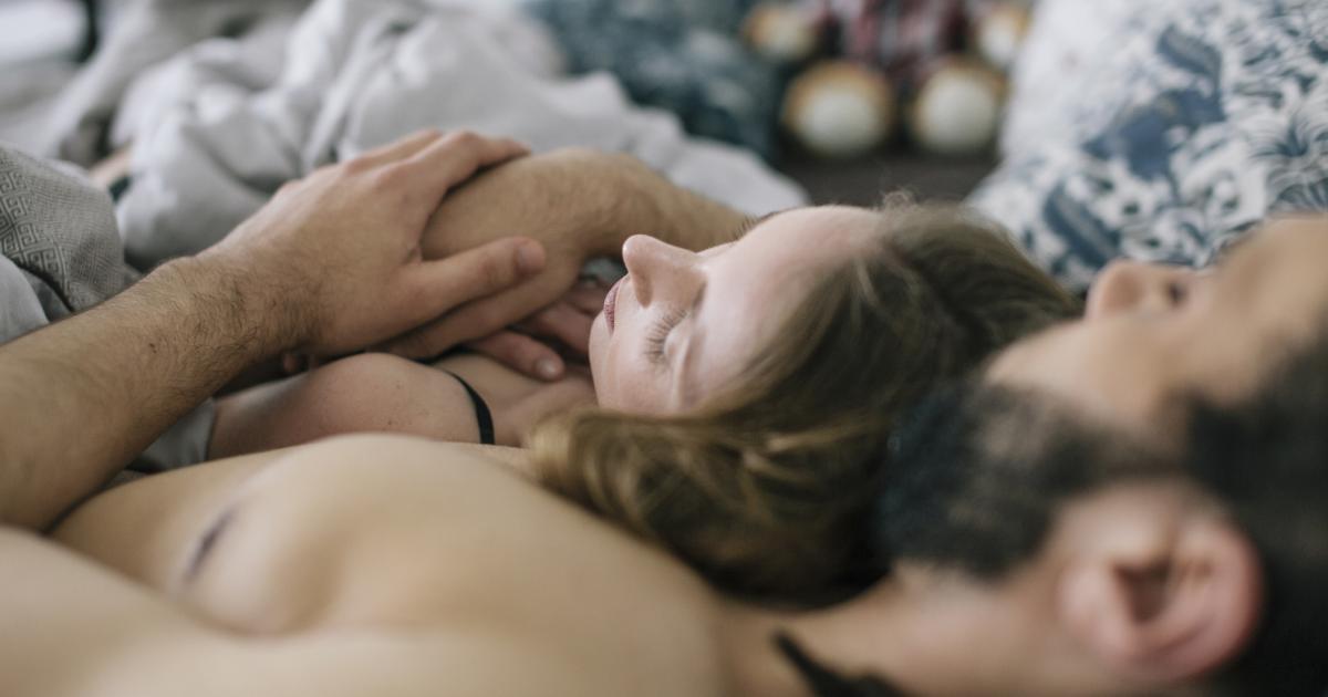 Pareja en la cama.