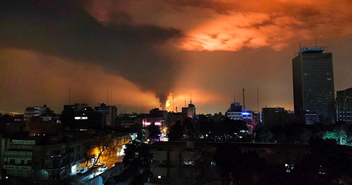 Humo y llamas se elevan tras un ataque aéreo en la noche del 7 de marzo de 2026 en Teherán (Irán).