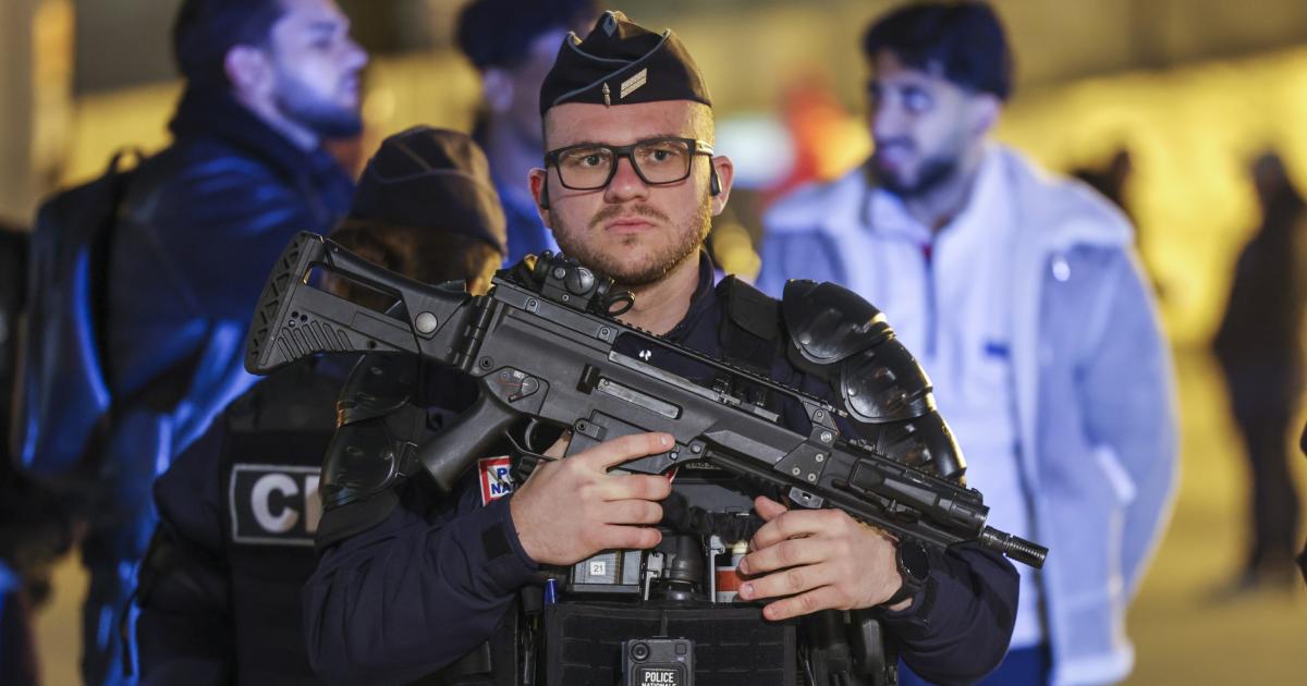 Un policía francés armado ante un partido de fútbol en el Stade de France, en Saint-Denis.