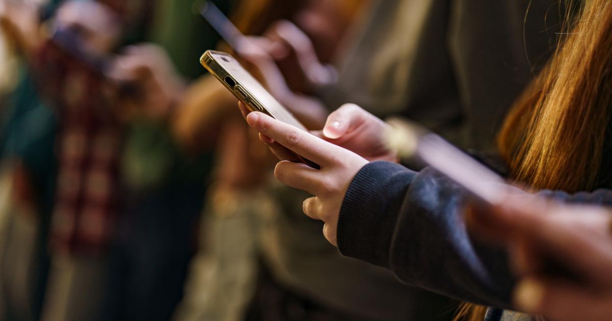 Jóvenes utilizando móviles.