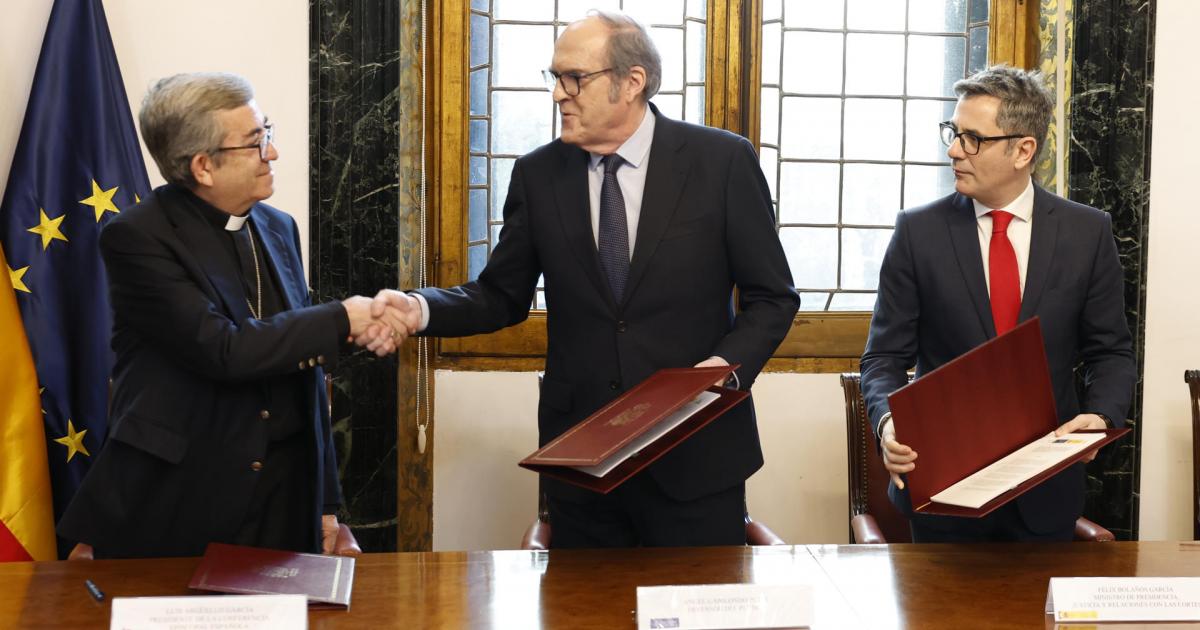 El ministro de la Presidencia, Félix Bolaños (d); el presidente de la Conferencia Episcopal Española (CEE), Luis Argüello (i); y el Defensor del Pueblo, Ángel Gabilondo (c)