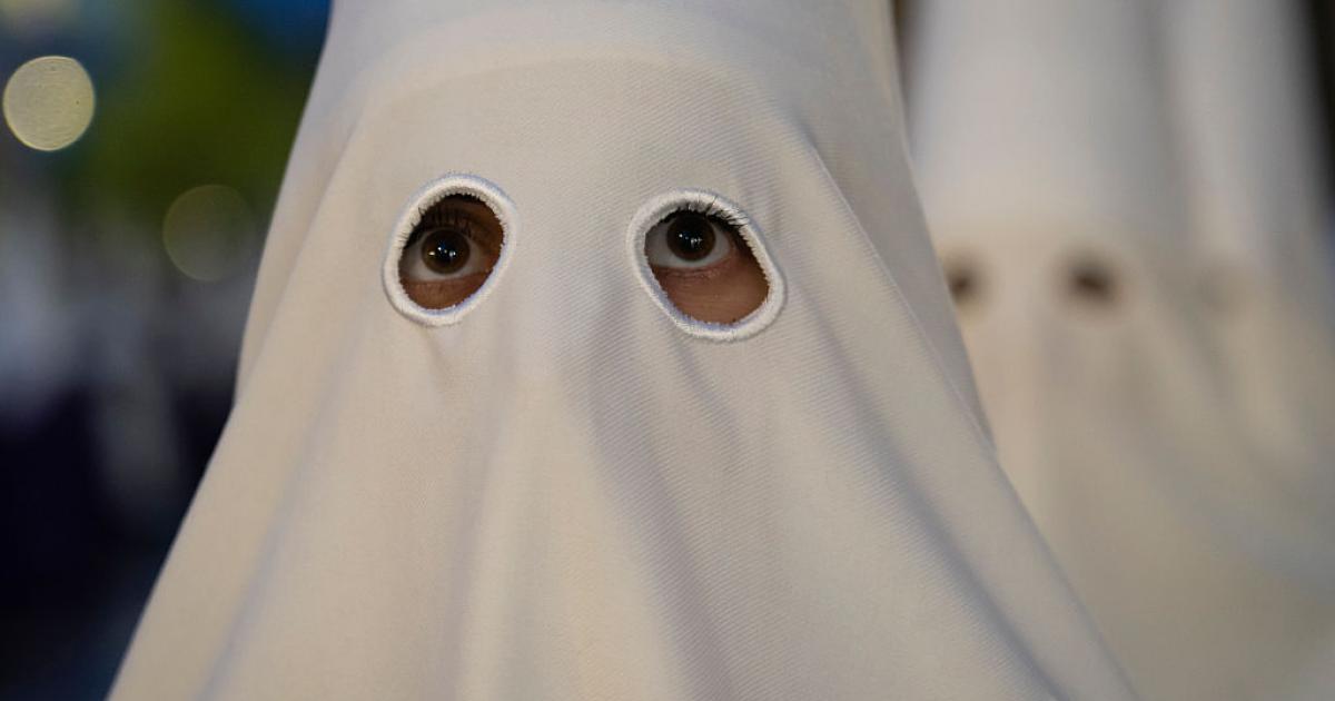 Penitente durante una procesión de Semana Santa
