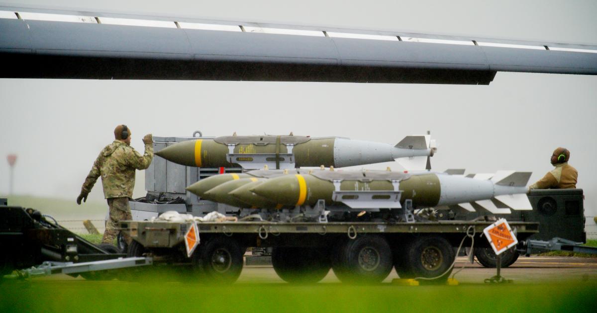 Un bombardero estadounidense B-, siendo amunicionado en la base británica de la RAF de Fairford, en Gloucestershire.