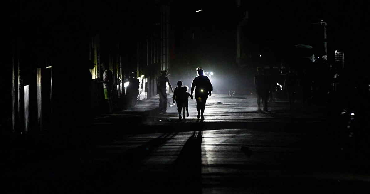 Un grupo de personas, caminando a oscuras por las calles de La Habana (Cuba), durante el apagón del 21 de marzo de 2026.