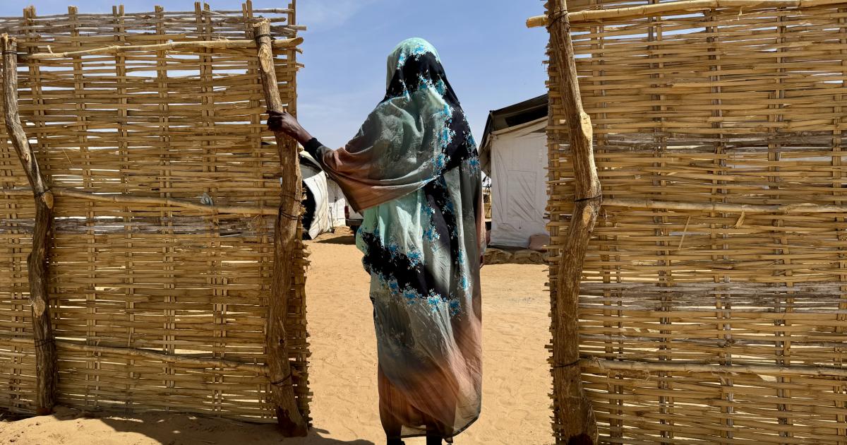 Aisha*, de 35 años, ha sido desplazada en repetidas ocasiones por el conflicto en Darfur del Norte. Mientras huía a El Fasher con sus hijos, sufrió violencia sexual y más tarde descubrió que estaba embarazada.When fighting and siege intensified in the city, she was forced to flee again. During that journey, she was sexually assaulted and severely beaten. Three days later, she miscarried.
She travelled to Tawila to seek medical care after hearing survivors of sexual violence could receive treatment.
“Our life was beautiful, but after my husband was killed and my child died...I wish I died too, better. But no one dies before their time.”

*A pseudonym has been used to protect her identity.