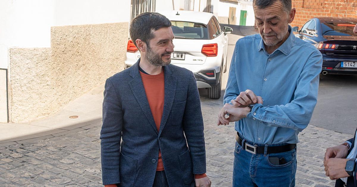 SEVILLE ANDALUSIA, SPAIN - MARCH 26: The Minister for Social Rights, Consumer Affairs and Agenda 2030, Pablo Bustinduy, and the Por Andalucia candidate for the Presidency of the Regional Government, Antonio Maillo, during a meeting with mayors to discuss the current situation of dependency and the home help service in the Andalusian region. On 26 March 2026 in Las Cabezas de San Juan, Seville (Andalusia, Spain). The Minister for Social Rights, Consumer Affairs and Agenda 2030, Pablo Bustinduy, and the Por Andalucia candidate for the Presidency of the Regional Government, Antonio Maillo, have visited the town of Las Cabezas de San Juan in Seville to discuss the current situation of dependency and the home help service. (Photo By Eduardo Briones/Europa Press via Getty Images)