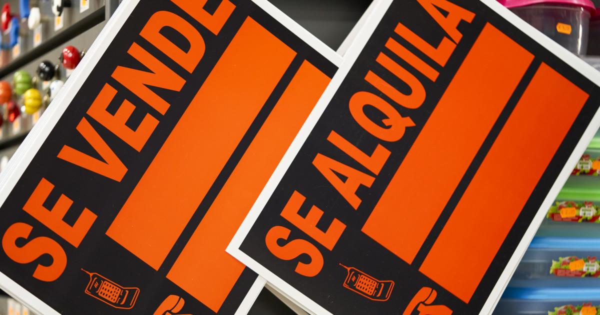 Carteles de 'se vende' y 'se alquila' en España