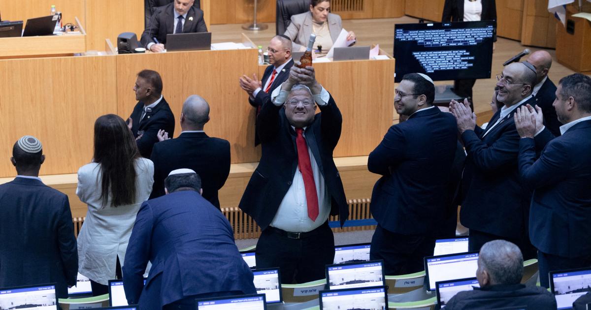 El ministro de Seguridad Nacional de extrema derecha de Israel, Itamar Ben-Gvir, celebra la nueva pena de muerte para palestinos, el 30 de marzo de 2026, en Jerusalén.