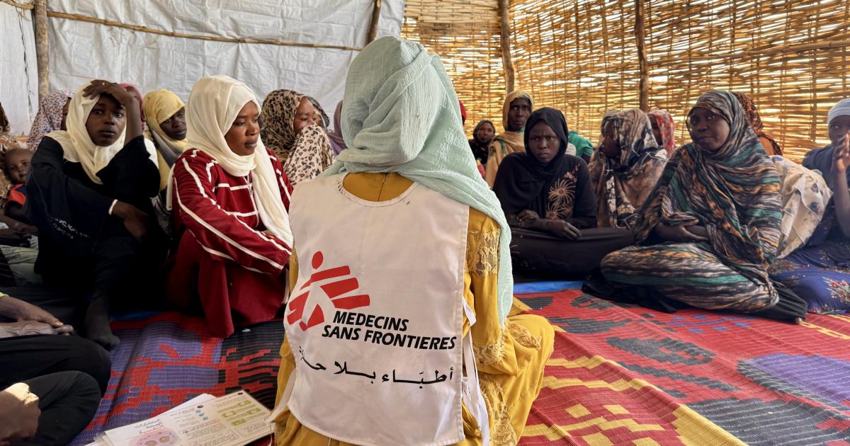 Rimeh, coordinadora comunitaria en el campamento de Daba Naira, en el estado de Darfur del Norte, Sudán, participa en una sesión de promoción de la salud de MSF sobre violencia sexual.Rimeh supports survivors in the community, helping them reach the MSF emergency clinic for medical and mental health support.