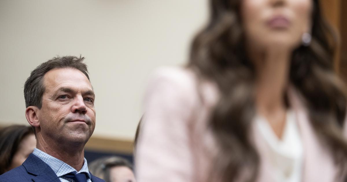 Bryon Noem, esposo de la exsecretaria de Seguridad Nacional de EEUU Kristi Noem; junto a esta en una imagen de archivo.