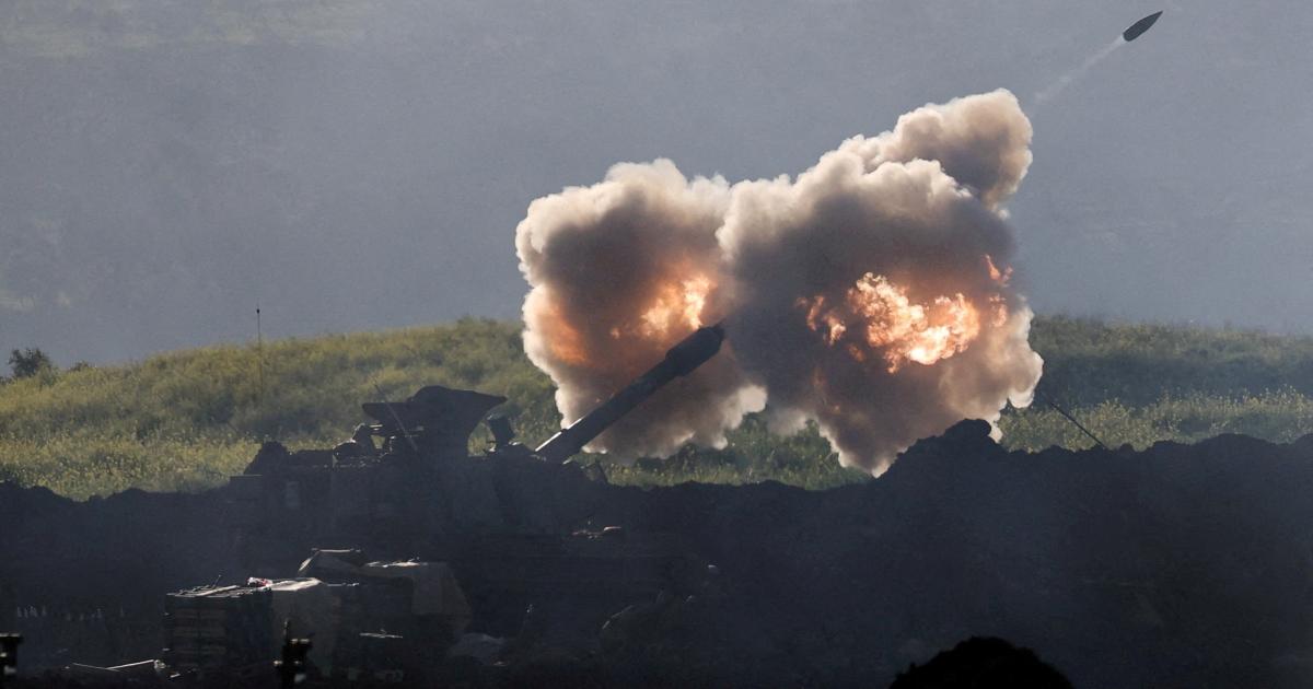 Una unidad de artillería israelí dispara desde el norte de su país hacia Líbano, en medio de la escalada de tensiones con Hezbolá, el 17 de marzo de 2026.