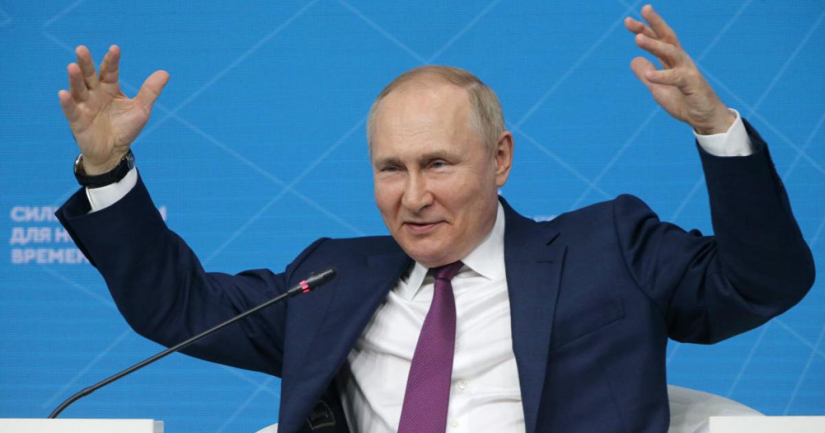 El presidente ruso, Vladimir Putin, gesticula durante el foro "Ideas Poderosas para los Nuevos Tiempos", celebrado el 20 de julio de 2022 en Moscú, la capital de Rusia.