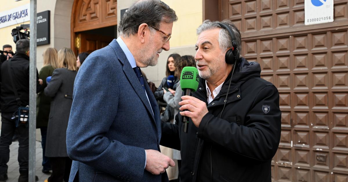El expresidente del Gobierno Mariano Rajoy, siendo entrevistado por el periodista Carlos Alsina tras el funeral del periodista Fernando Ónega; en una imagen de archivo.
