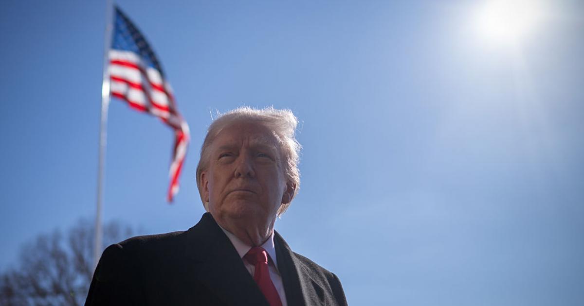 El presidente de EEUU, Donald Trump, sale de la Casa Blanca a bordo del helicóptero Marine One, el 13 de febrero de 2026, en Washington.