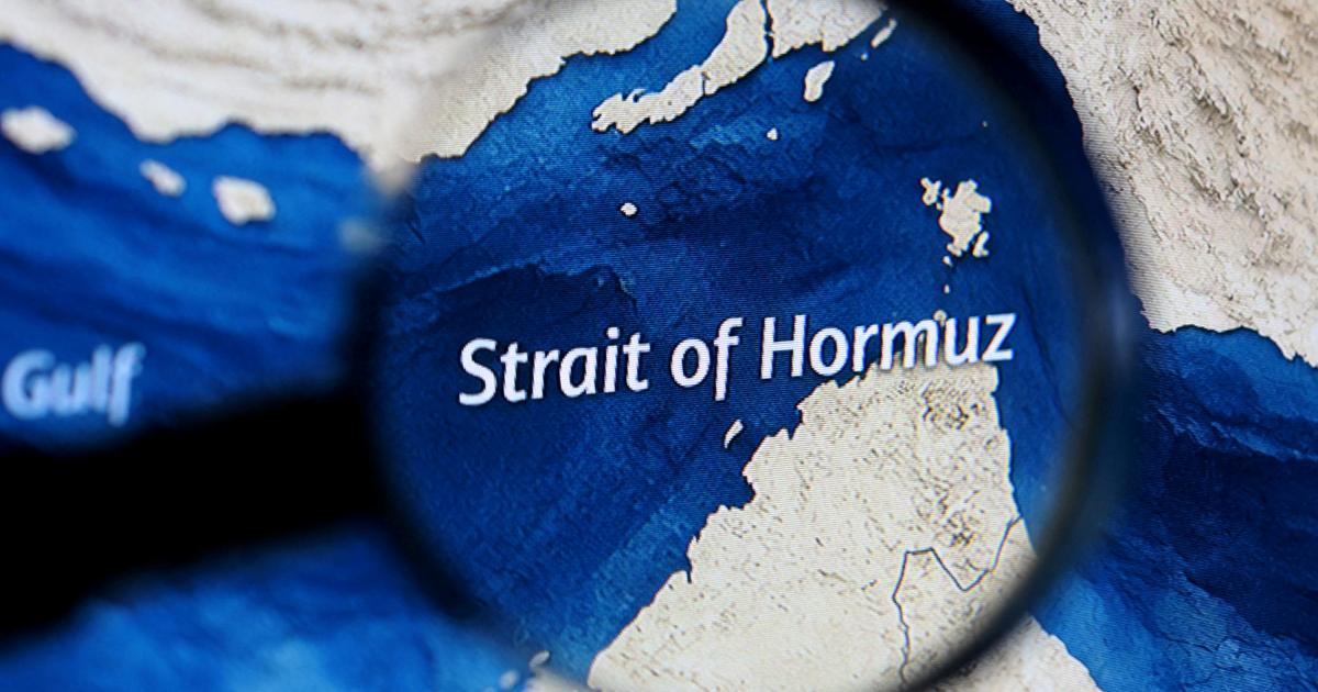 Ilustración con un mapa del estrecho de Ormuz y una lupa.