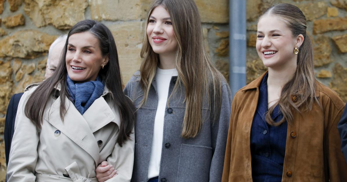 La reina Letizia junto a sus hijas la princesa Leonor y la infanta Sofía en su visita al pueblo Ejemplar de Asturias el pasado 25 de octubre.