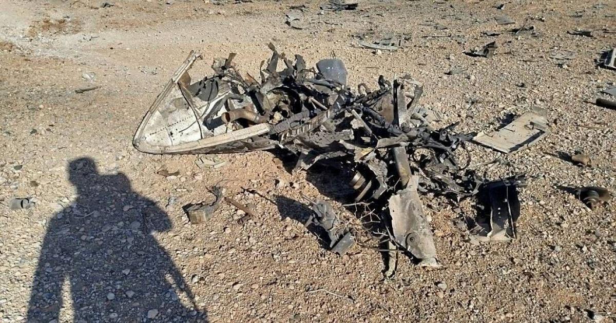 Los restos del avión de combate F-15 de EEUU derribado en Irán, el 5 de abril de 2026, en un lugar sin identificar y en una imagen aportada por la Guardia Revolucionaria Islámica.