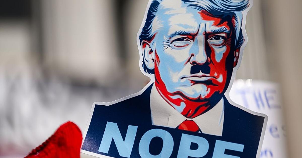 Manifestantes en una protesta contra Donald Trump bajo el lema "No Kings" (No a los reyes) en la Casa del Estado de Vermont, en Montpelier (EEUU), el 28 de marzo de 2026.