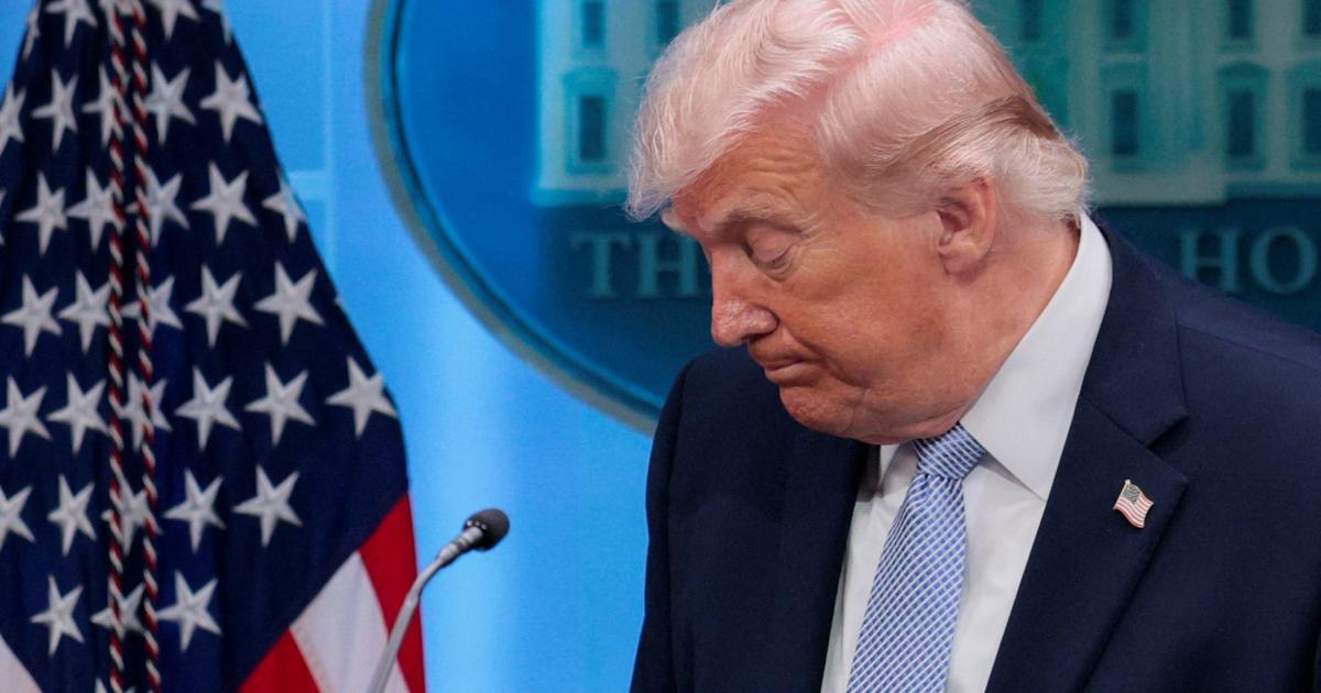 El presidente de EEUU, Donald Trump, abandona la sala de prensa de la Casa Blanca tras hablar con los medios, el 6 de abril de 2026.