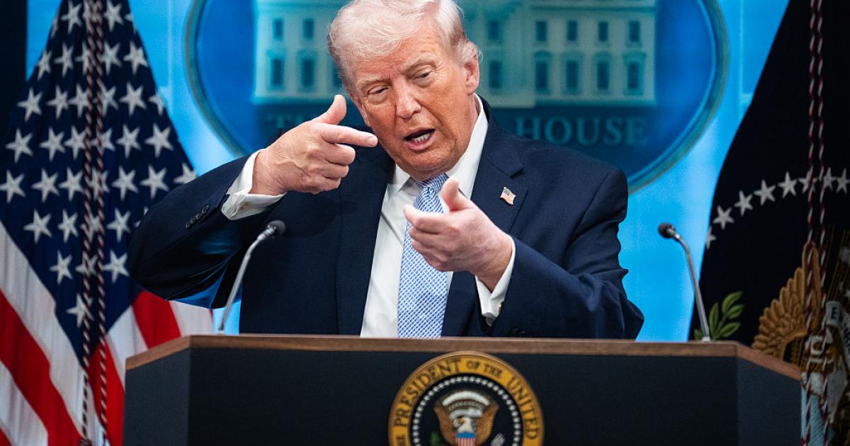 El presidente de EEUU Donald Trump simula disparar un arma durante una conferencia de prensa de la Casa Blanca sobre la guerra en Irán, el lunes 6 de abril de 2026.