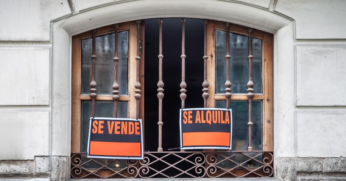 Imagen de archivo de dos carteles, uno de 'se vende' y otro de 'se alquila', en una vivienda en València.