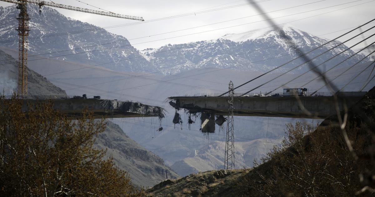 Parte del tren de Karaj, en construcción en Irán, tras ser bombardeado por EEUU.