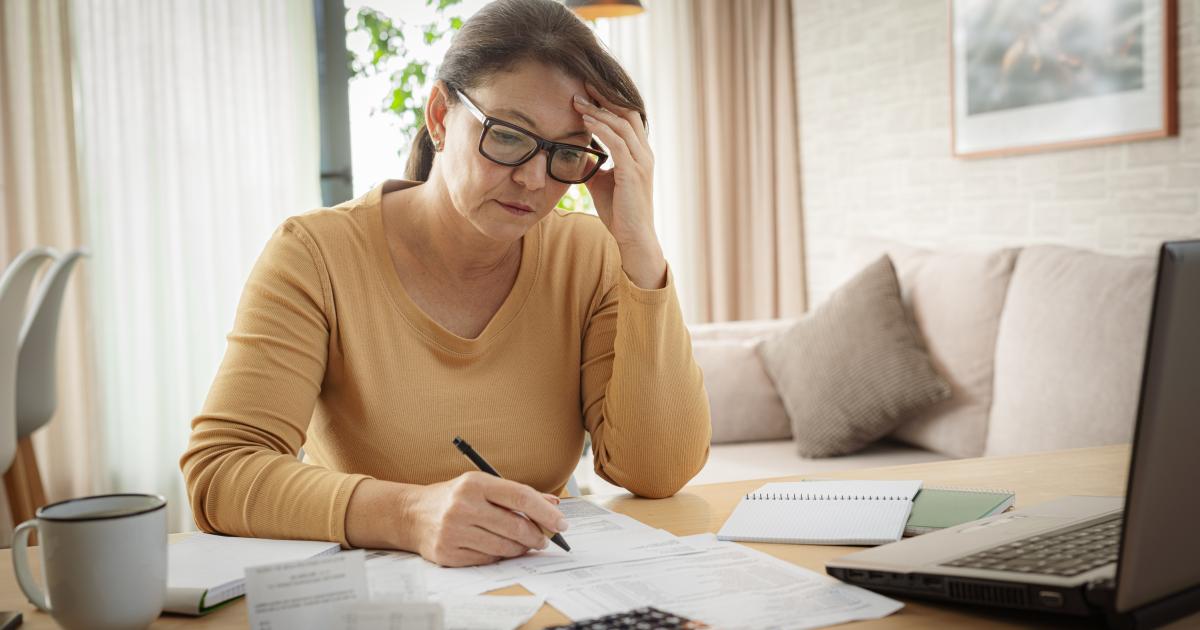 Una mujer haciendo la renta