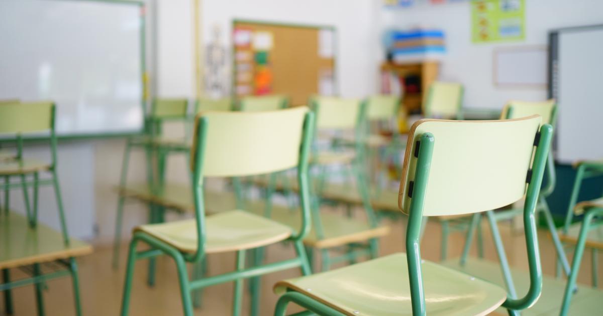 Un aula de clase vacía.