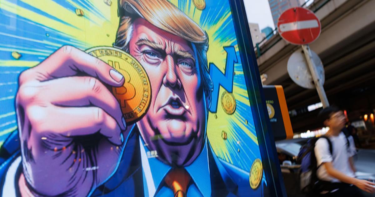 HONG KONG, CHINA - 2025/04/06: People walk past an advertisement feature Donald Trump with Bitcoin in Hong Kong on Sunday, April 6, 2025. Photo/May James
Varias personas pasan junto a un anuncio que muestra a Donald Trump con Bitcoin en Hong Kong, el 6 de abril de 2025.