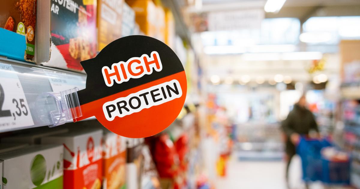 Productos altos en proteínas en un supermercado.