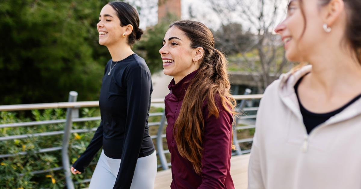 Un grupo de amigas camina