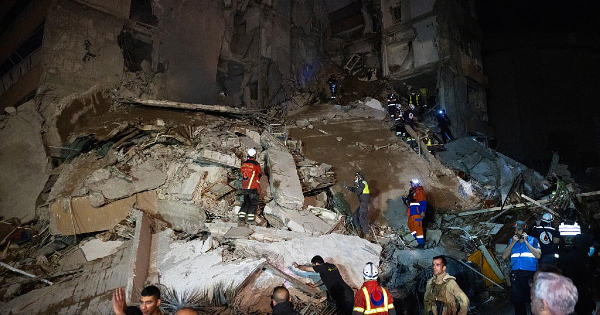 Un grupo de rescatadores trabaja en un edificio hundido por el ataque masivo de Israel del 8 de abril de 2026 sobre Beirut (Líbano), que dejó más de 250 muertos.