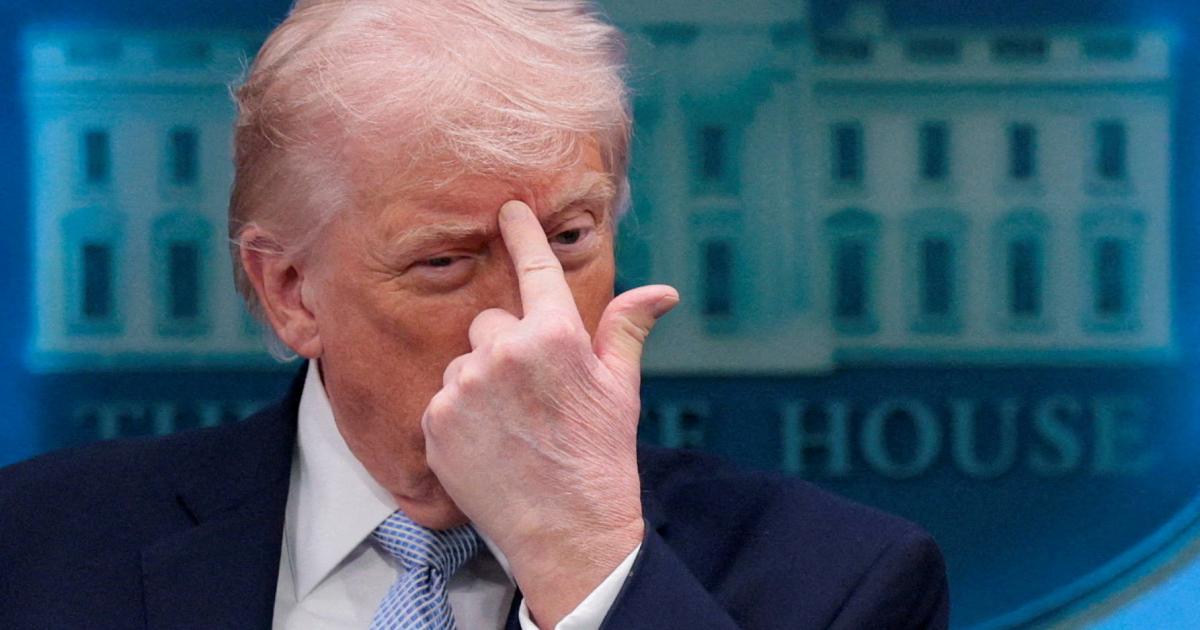 El presidente de EEUU, Donald Trump, gesticula mientras habla durante una conferencia de prensa en la Casa Blanca, en Washington, el 6 de abril de 2026.