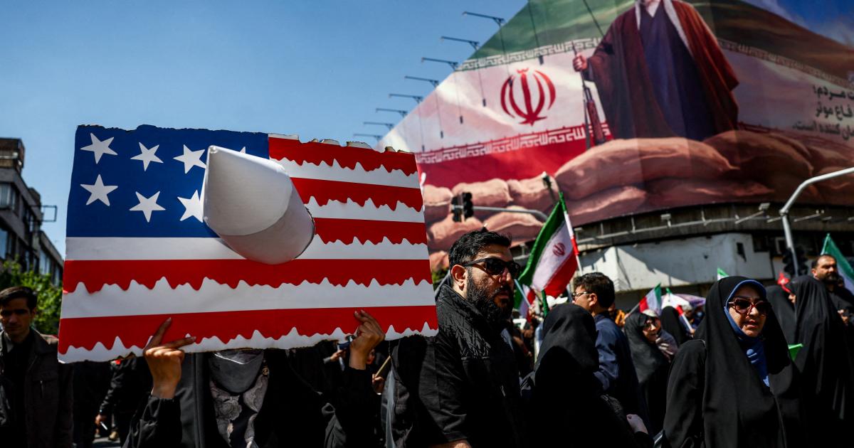 Una persona sostiene una pancarta con la bandera de EEUU y una imagen del nuevo Líder Supremo de Irán, Mojtaba Jamenei, el 9 de abril de 2026 en Teherán.