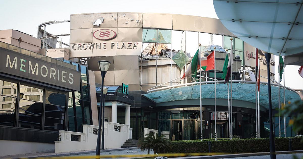Vista de los daños causados ​​por un dron kamikaze de Irán que impactó varios edificios, entre ellos un hotel, en Manama (Baréin), el 1 de marzo de 2026.