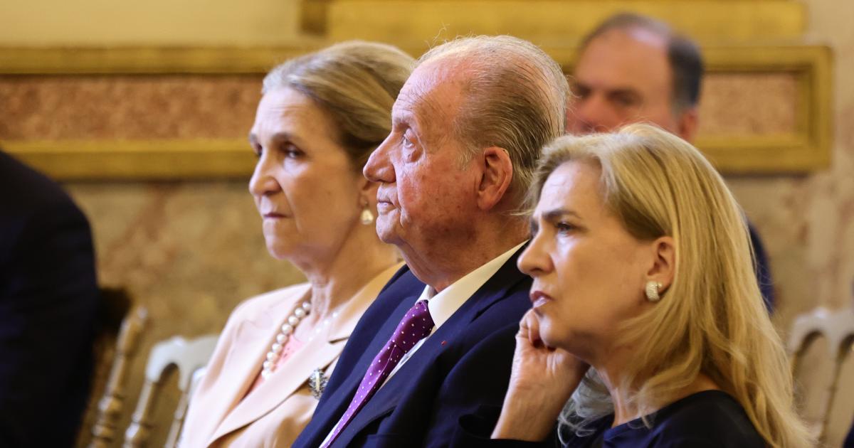Juan Carlos I recogiendo su premio en la Asamblea Nacional de Francia.