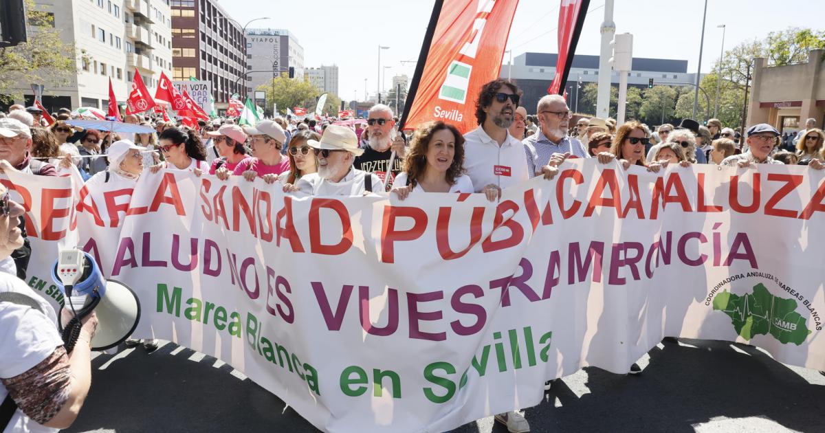 Manifestación por la sanidad pública convocada por la Coordinadora Andaluza de Mareas Blancas, este domingo en Sevilla.