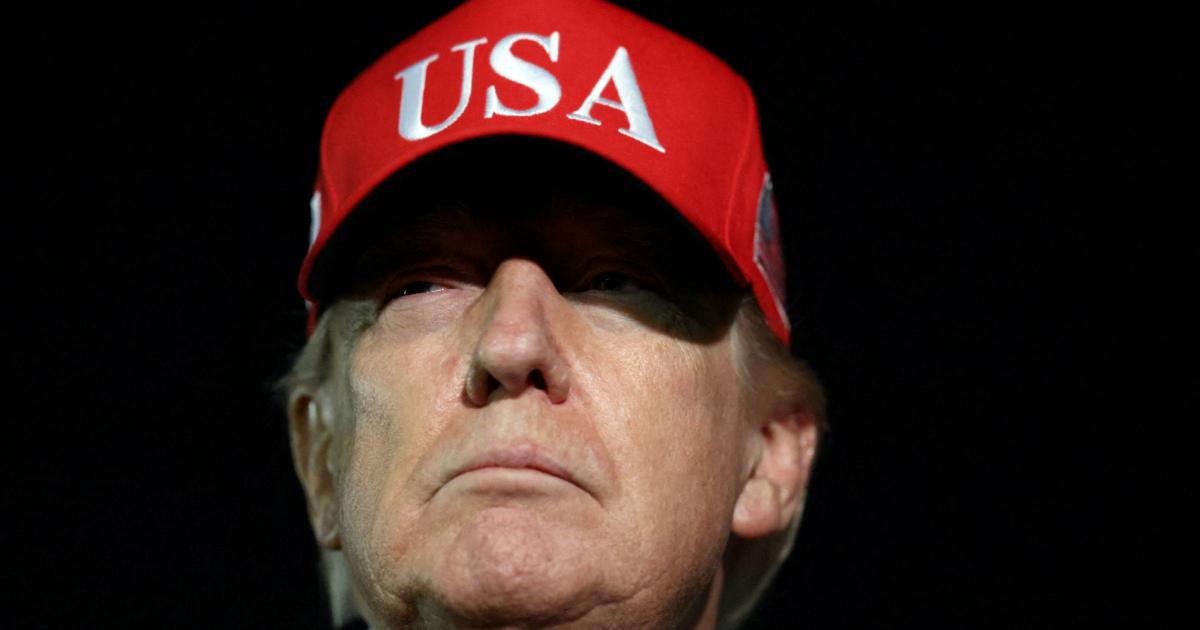 El presidente de EEUU, Donald Trump, tras desembarcar del Air Force One, a su llegada a la Base Conjunta Andrews en Maryland, el 12 de abril de 2026.