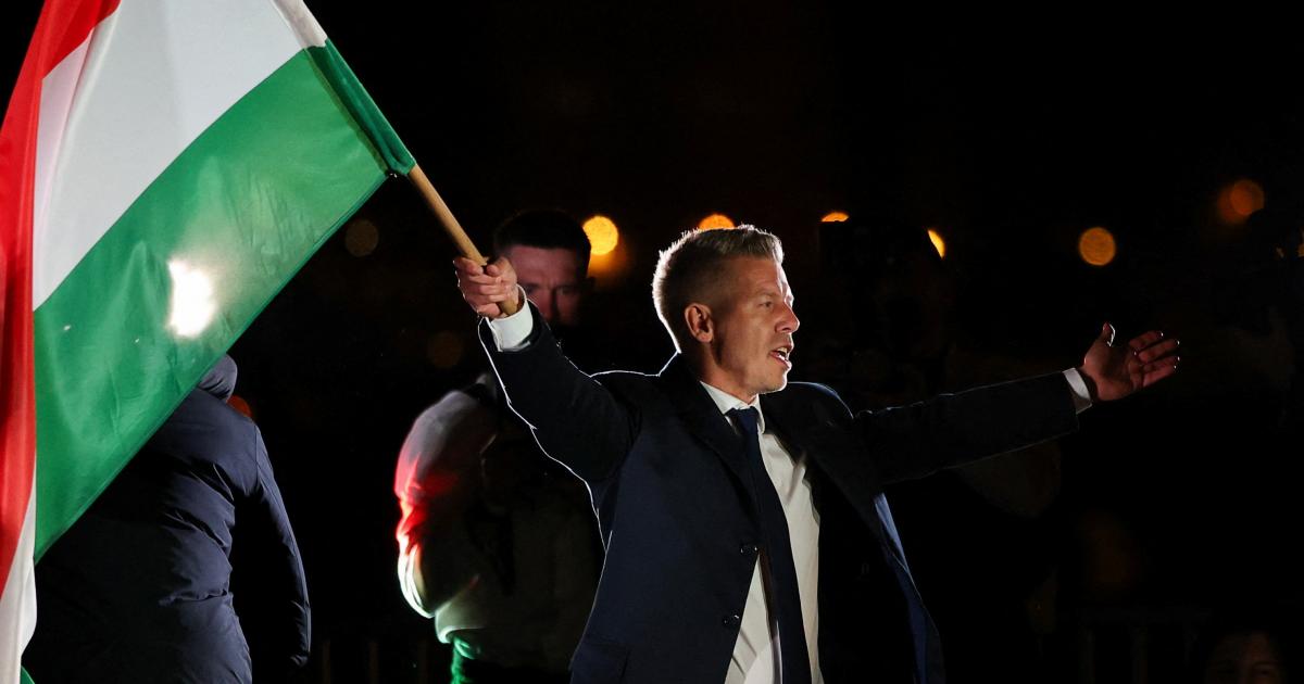 Peter Magyar, líder del partido opositor Tisza, ondea una bandera húngara tras ganar las elecciones al primer ministro, el ultra Viktor Orbán, el 12 de abril de 2026 en Budapest.
