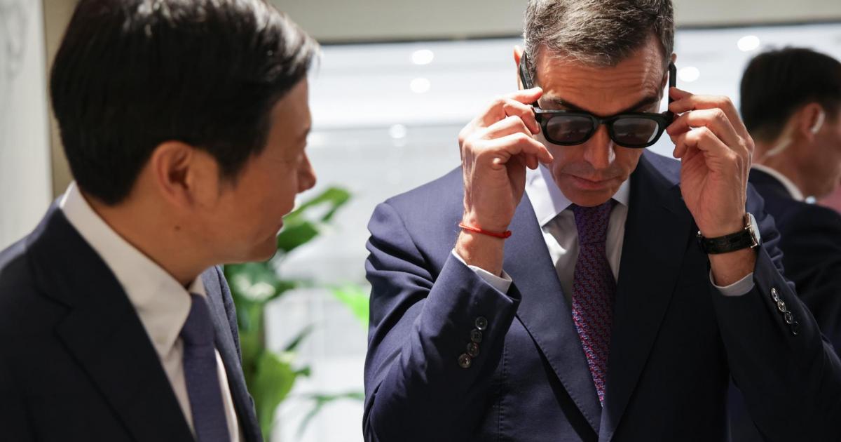 Sánchez se prueba unas gafas inteligentes de Xiaomi este lunes en Pekín