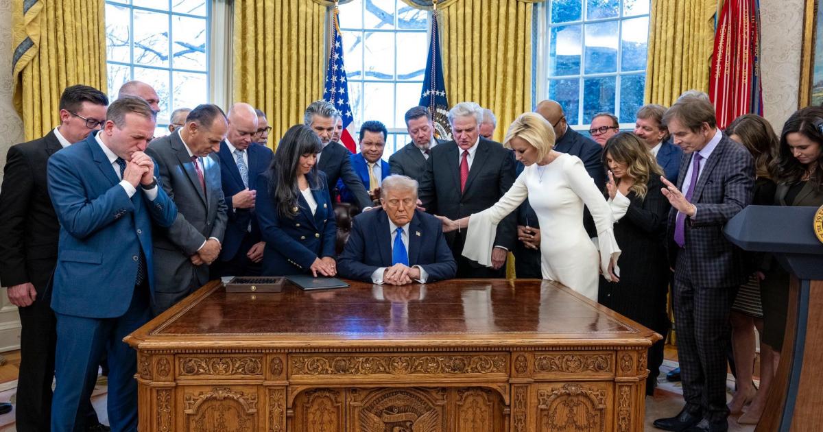 Un grupo de pastores evangélicos rodean a Donald Trump, presidente de EEUU, durante un rezo en el Despacho Oval, el 8 de febrero de 2025.