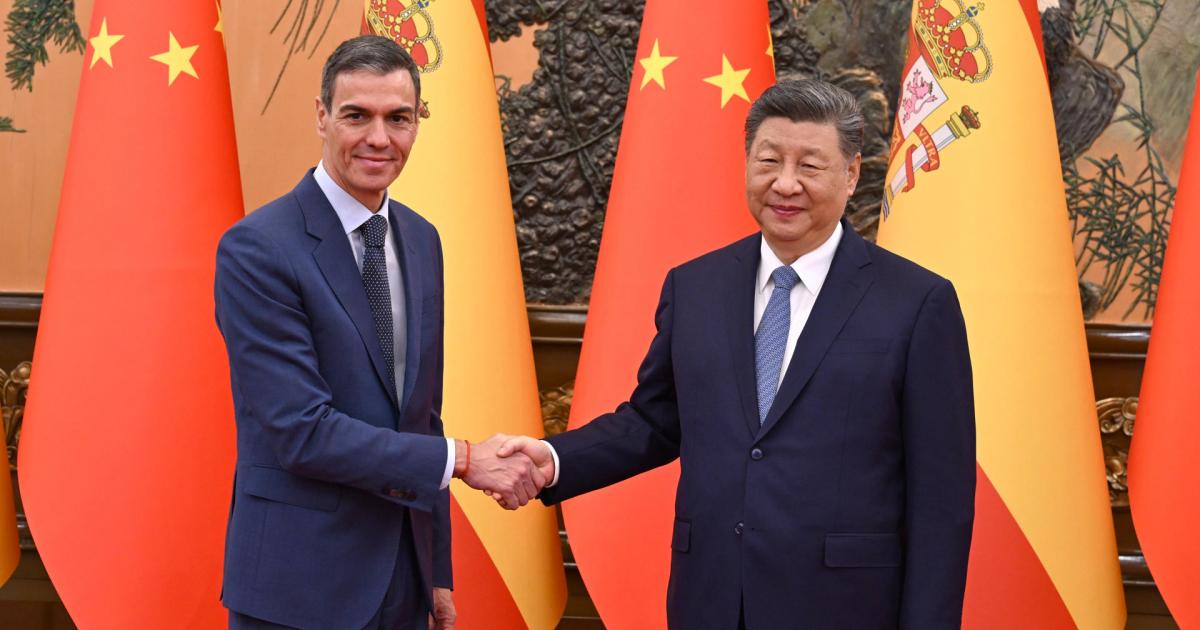El jefe del Gobierno español, Pedro Sánchez, posando junto al presidente chino, Xi Jinping, previo a una reunión en Pekín, el 14 de abril de 2026.