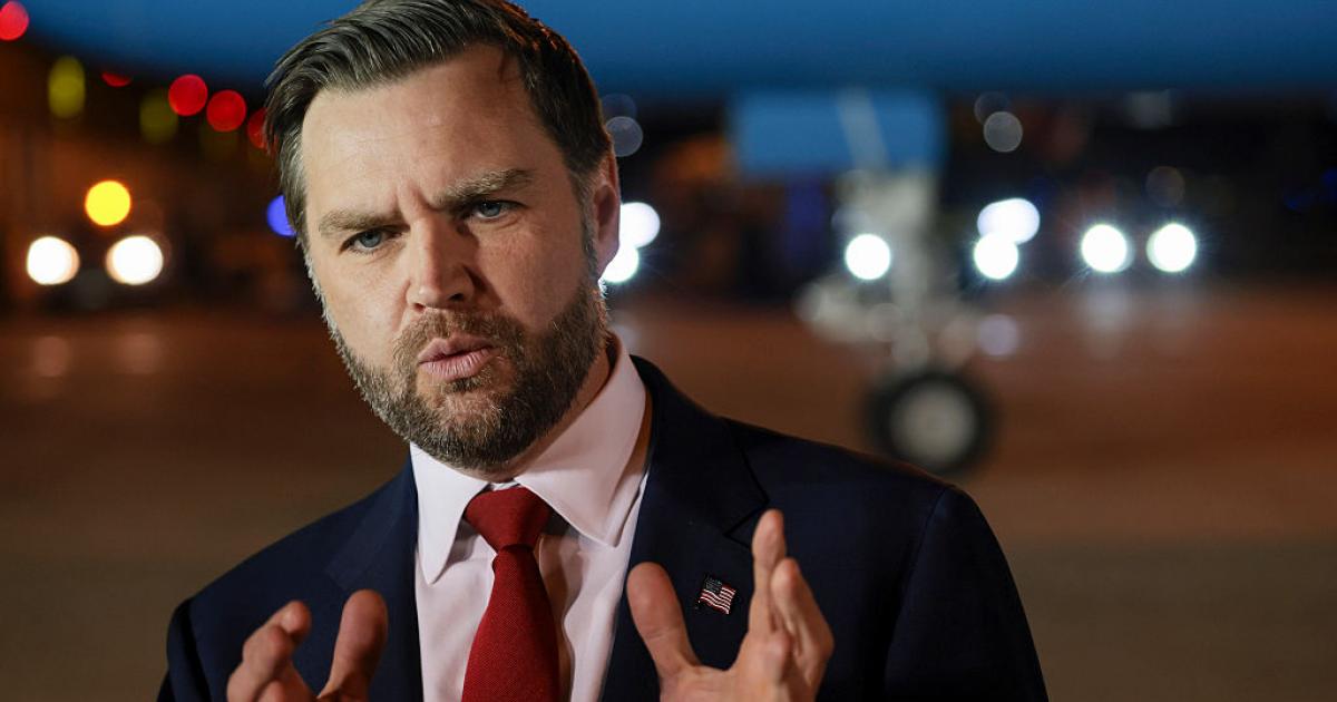 El vicepresidente de Estados Unidos, JD Vance, habla con los medios antes de abordar el Air Force Two para regresar a Washington desde Budapest, el 8 de abril de 2026.