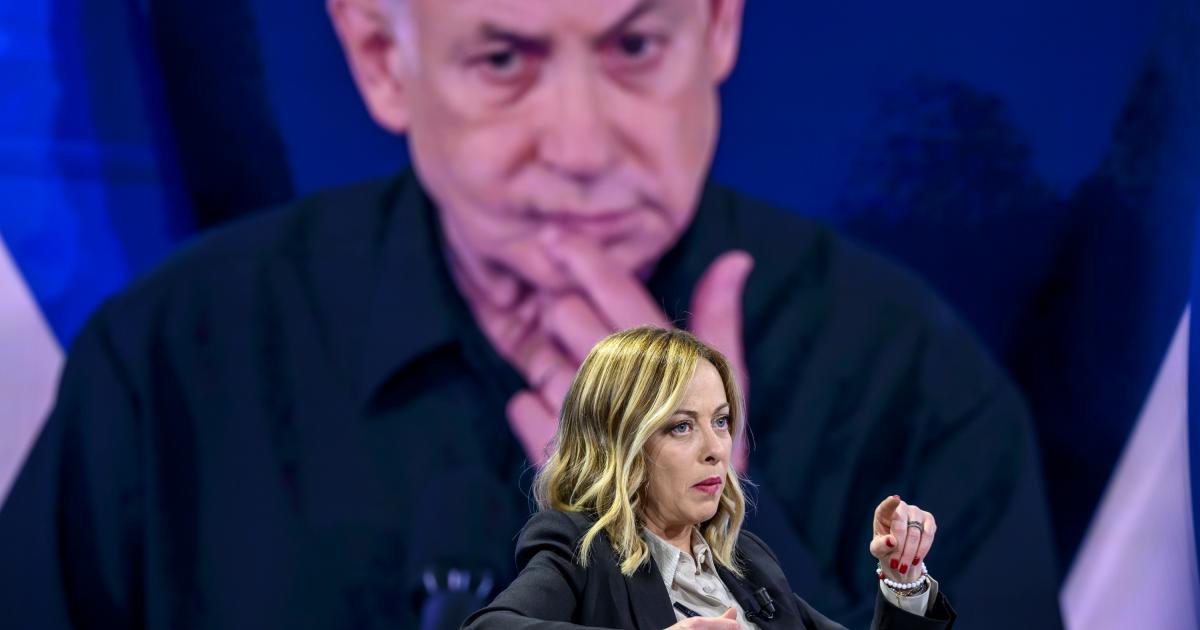 Imagen de archivo de la primera ministra italiana, Giorgia Meloni, ante una imagen de su homólogo israelí, Benjamin Netanyahu.