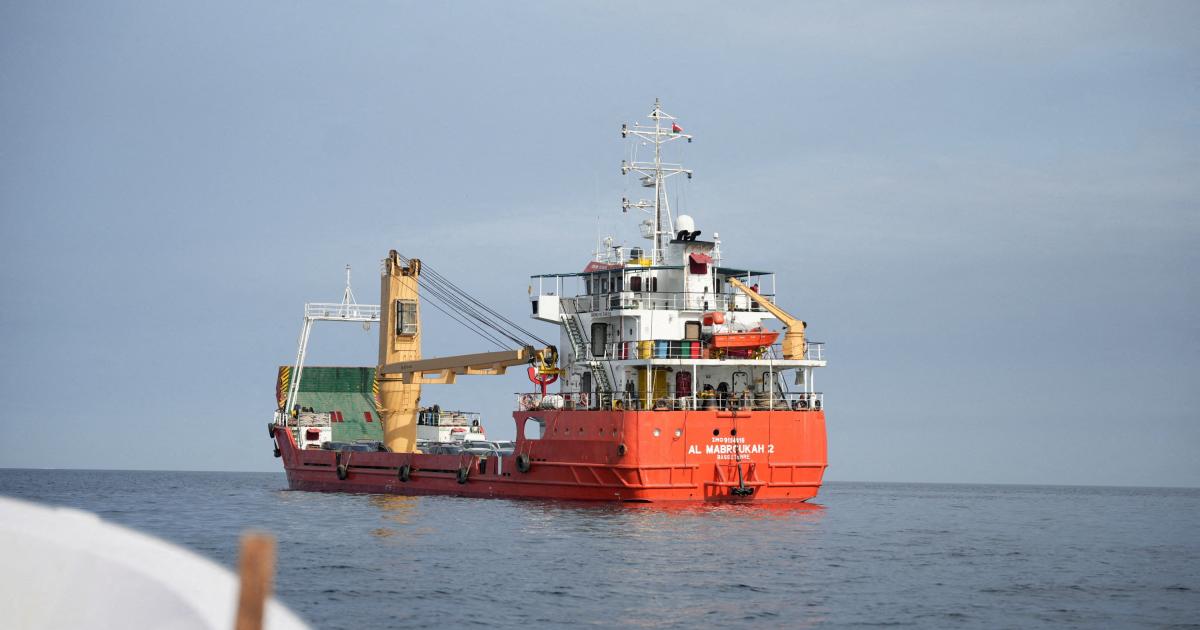 Un buque pasa por el estrecho de Ormuz, frente a la costa de la provincia de Musandam, en Omán, el 12 de abril de 2026.