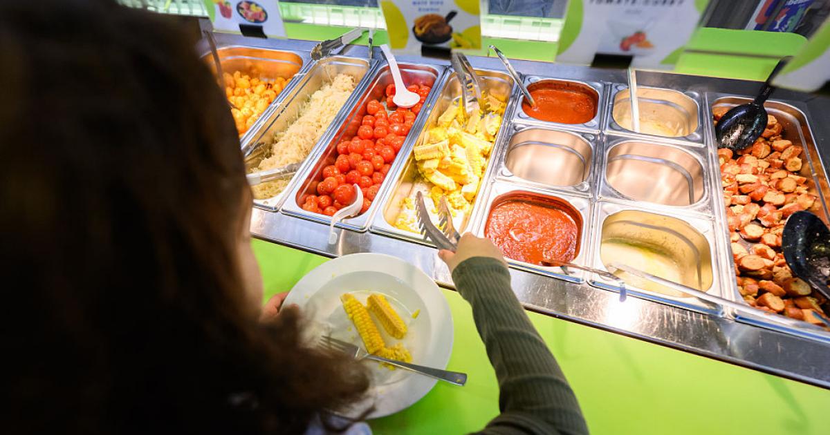 17 March 2026, Lower Saxony, Hanover: Pupils serve themselves in a still conventional canteen in an elementary school in the Hanover region. Model projects aim to turn the school canteen into a place of learning. The state of Lower Saxony is funding seven schools with a total of 1.2 million euros. Photo: Julian Stratenschulte/dpa (Photo by Julian Stratenschulte/picture alliance via Getty Images)