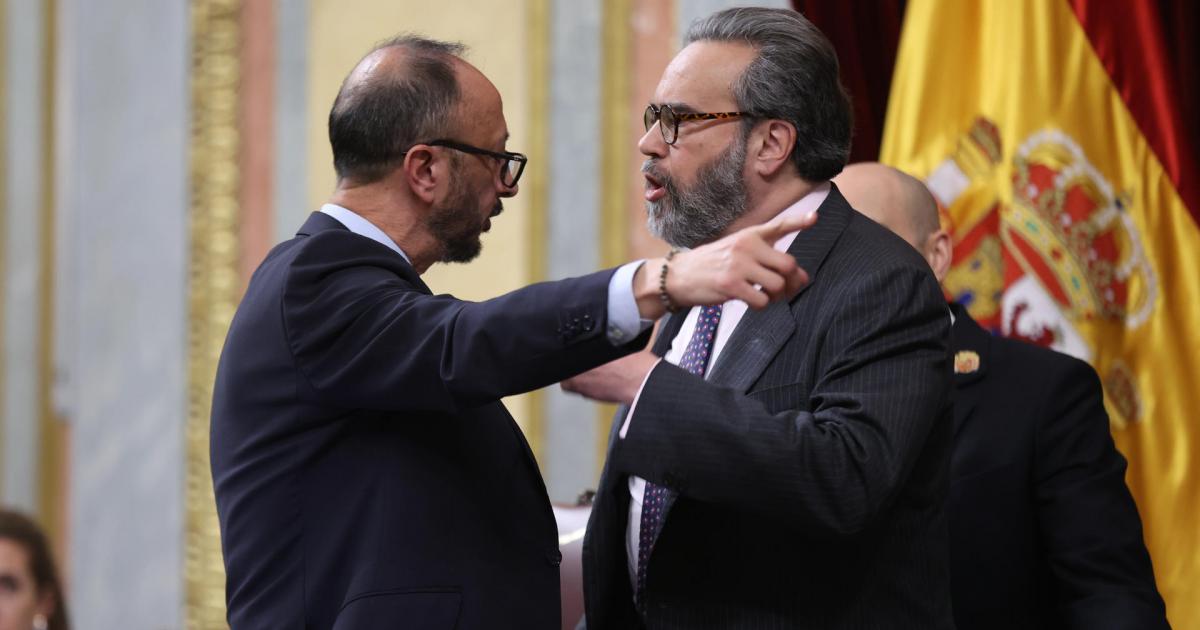 El diputado de Vox José María Sánchez se encara con el vicepresidente de la cámara, Alfonso Rodríguez Gómez de Celis