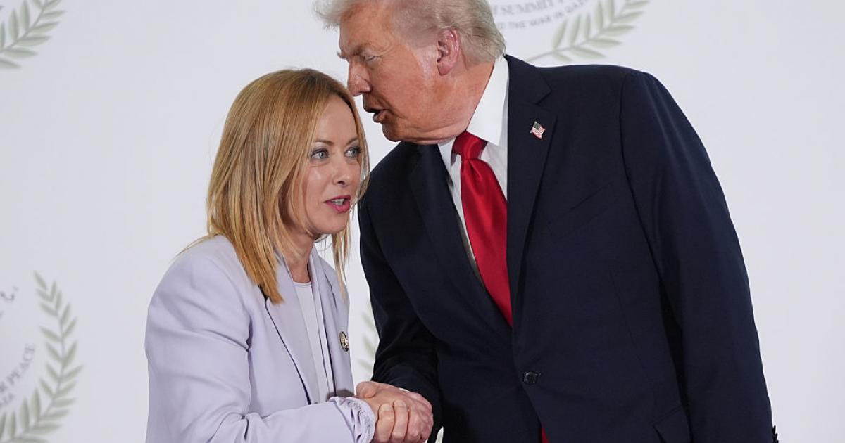 El presidente de EEUU, Donald Trump, saluda a la primera ministra italiana, Giorgia Meloni, en la cumbre para apoyar el fin de la guerra entre Israel y Hamás, 13 de octubre de 2025 en Sharm El Sheikh (Egipto).