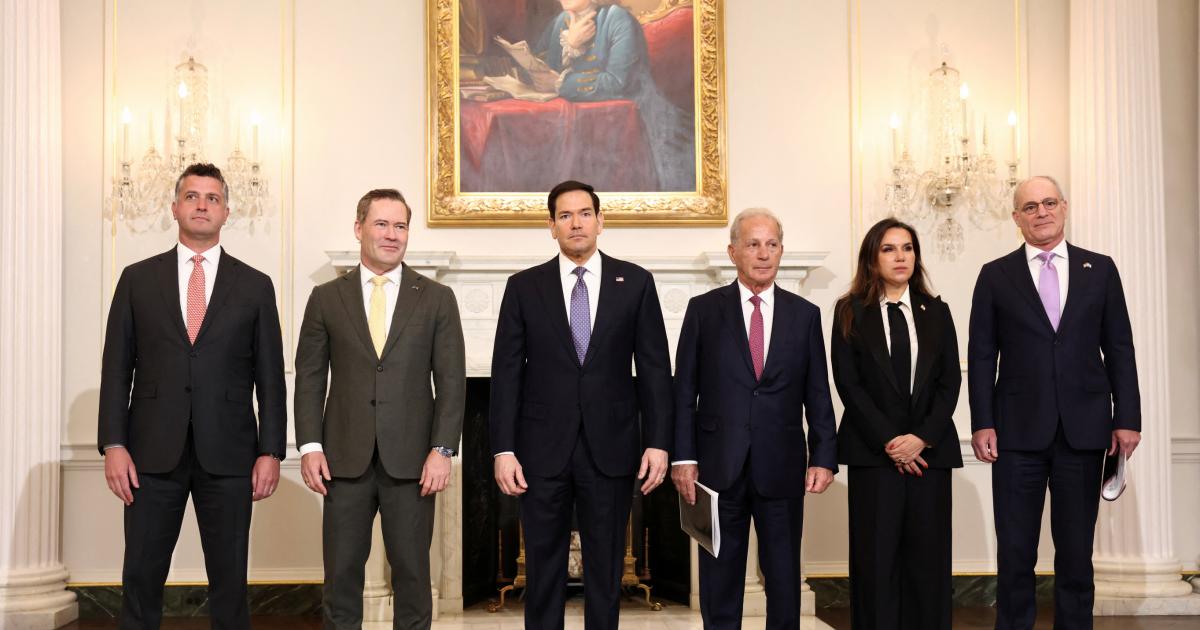 Foto de familia de los negociadores de Israel y Líbano (a nivel embajadores), con la mediación del secretario de Estado norteamericano, Marco Rubio, el 14 de abril de 2026, en Washington.