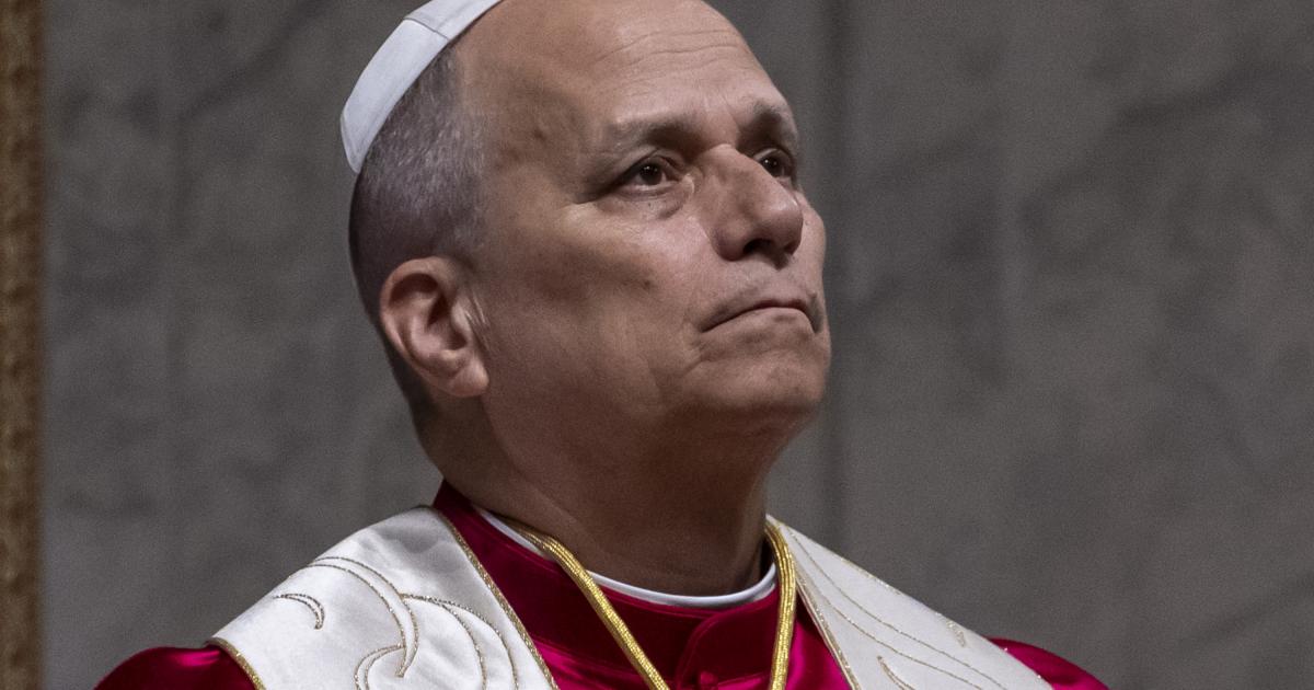 León XIV durante una homilía en El Vaticano